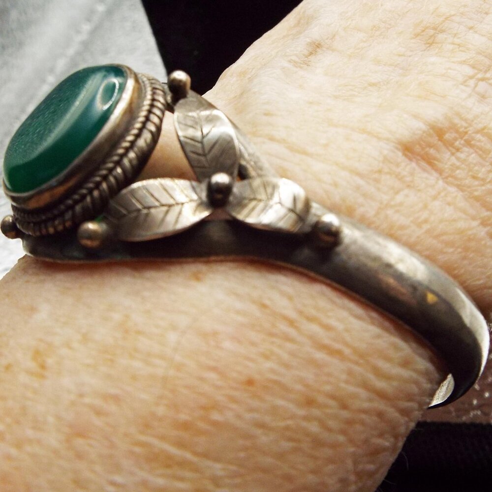 NAVAJO DINE' ANTIQUE SANDCAST TRILLIUM LEAVE OVAL MALACHITE STONE BRACELET 60 - Picture 4 of 7